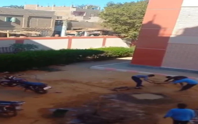 إحالة مدير ومعلم.. إجبار طلاب على عمل بناء داخل المدرسة